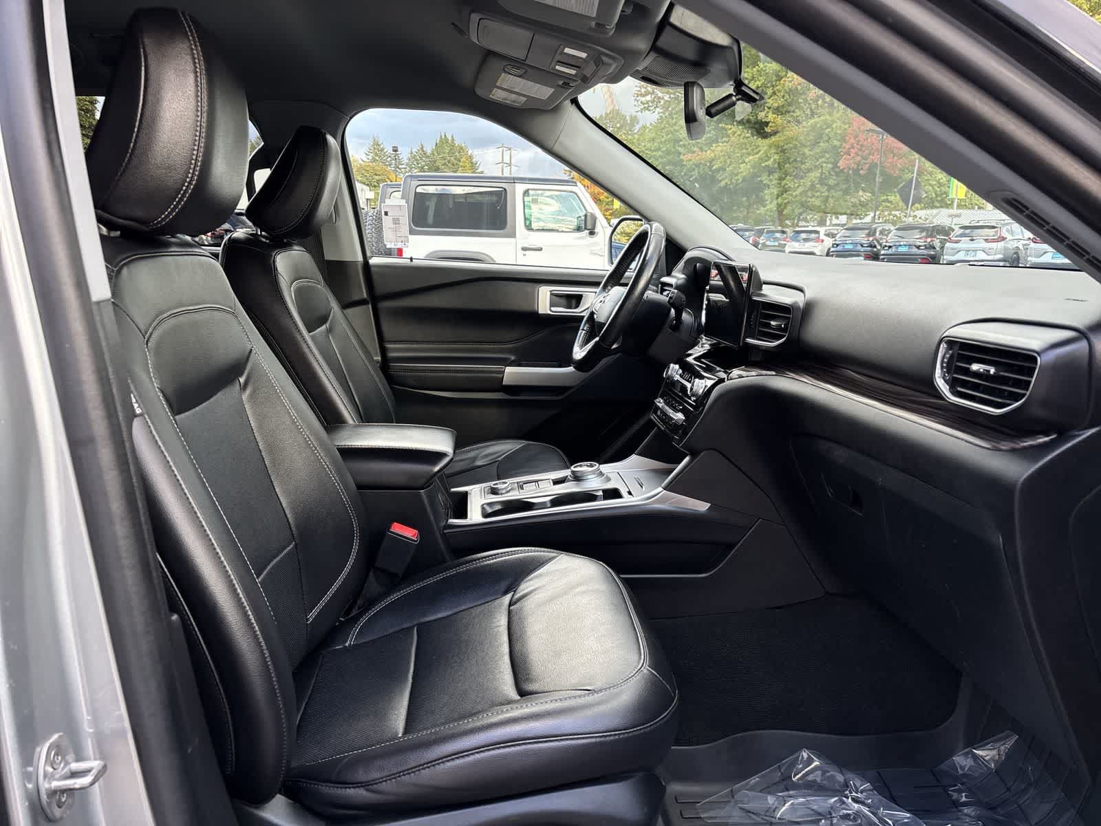 Used 2023 Ford Explorer Limited AWD/4WD image 5