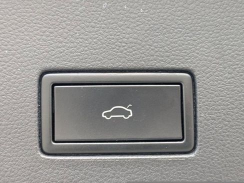 Used 2020 Volkswagen Atlas Cross Sport SE image 13