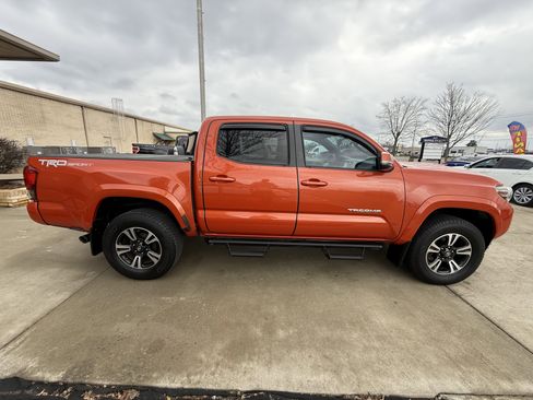 Used 2016 Toyota Tacoma TRD Sport w/ Towing Package image 8