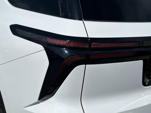 Used 2025 Chevrolet Traverse LT w/ LPO, Floor Liner Package FWD image 6