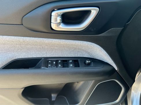 Used 2022 Jeep Compass Latitude image 16