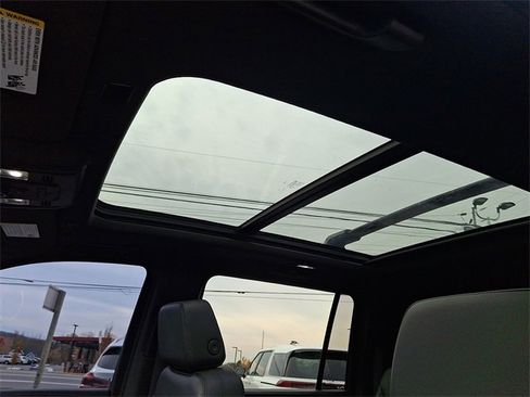 Used 2023 Chevrolet Suburban Z71 w/ Luxury Package image 18