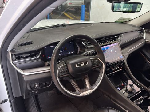 Used 2023 Jeep Grand Cherokee Limited w/ Luxury Tech Group II AWD/4WD image 16