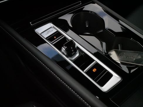 Certified 2025 Volkswagen Atlas Cross Sport SE image 24