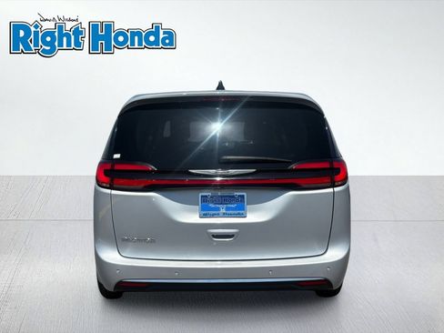 Used 2024 Chrysler Pacifica Touring-L FWD image 5