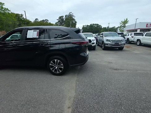 Used 2024 Toyota Highlander XLE AWD/4WD image 5