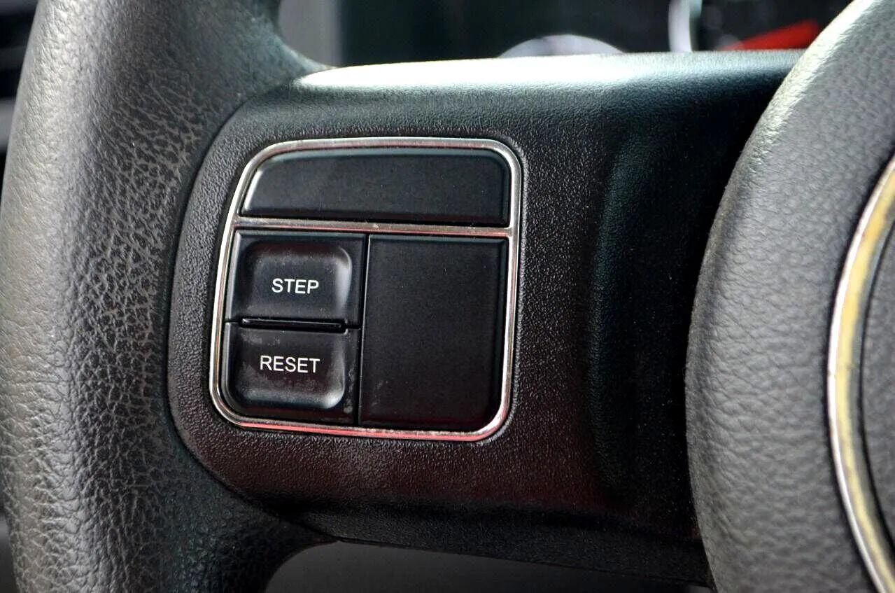 Used 2012 Jeep Liberty Sport RWD image 32