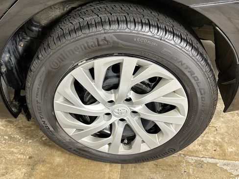 Used 2017 Toyota Corolla LE w/ Carpet Mat Package (TMS) FWD image 11