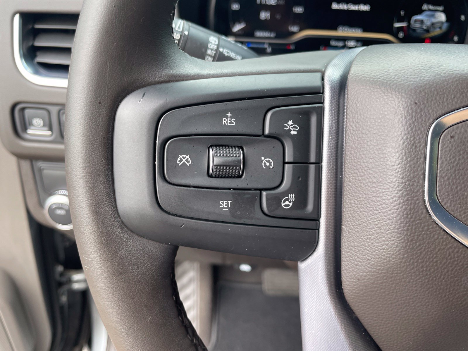 Used 2024 GMC Yukon SLT w/ SLT Premium Package RWD image 18