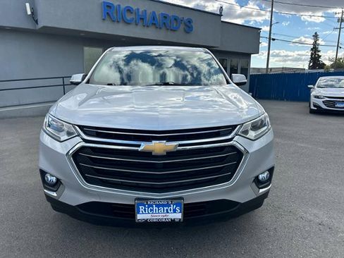 Used 2019 Chevrolet Traverse LT FWD image 2