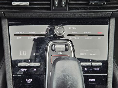 Used 2020 Porsche Cayenne image 28