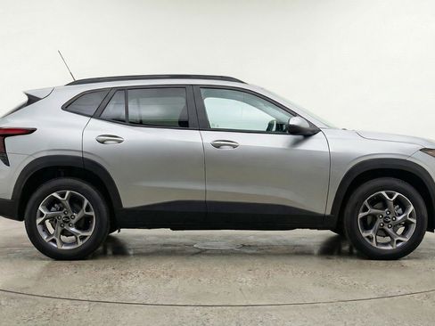 Used 2025 Chevrolet Trax LT FWD image 11