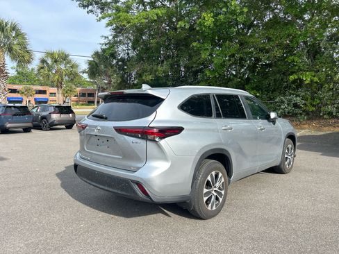 Used 2025 Toyota Highlander XLE image 5