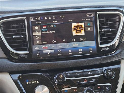 Used 2023 Chrysler Pacifica Touring-L image 13