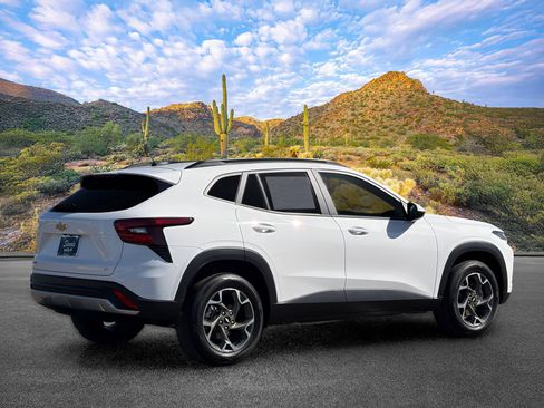Used 2025 Chevrolet Trax LT FWD image 4