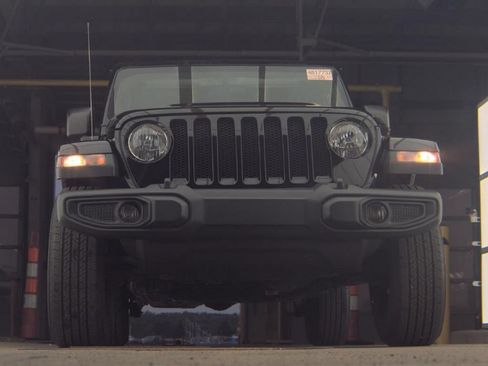 Used 2021 Jeep Wrangler Unlimited Sahara AWD/4WD image 3