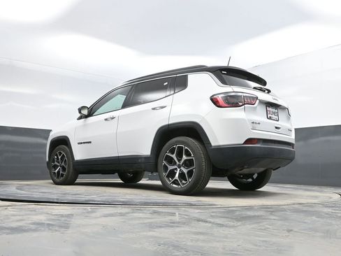 Used 2025 Jeep Compass Limited image 23