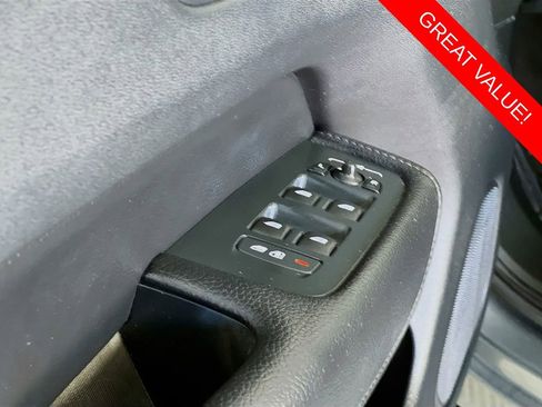 Used 2018 Volvo XC60 T5 Momentum w/ Convenience Package image 18