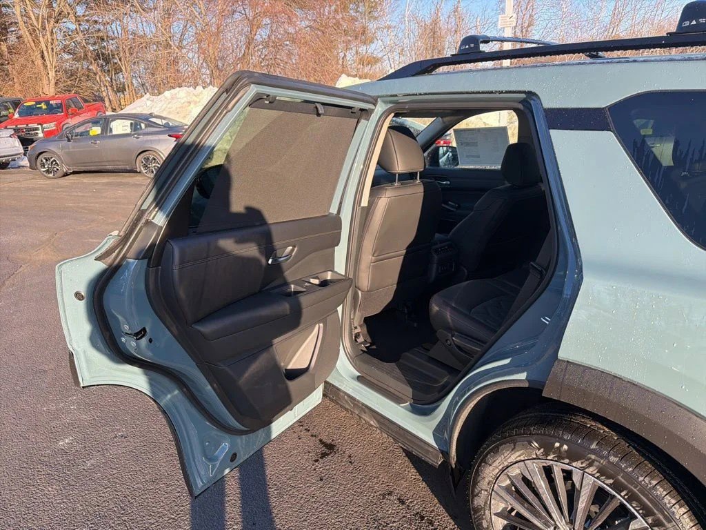 Certified 2026 Nissan Pathfinder Platinum w/ Cargo Package AWD/4WD image 22