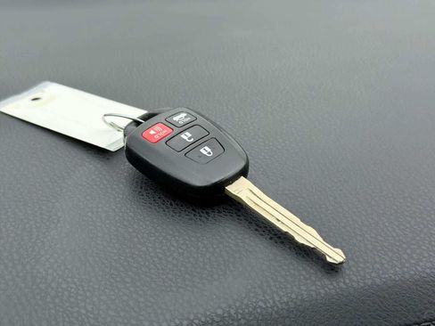 Used 2017 Toyota Corolla LE FWD image 27