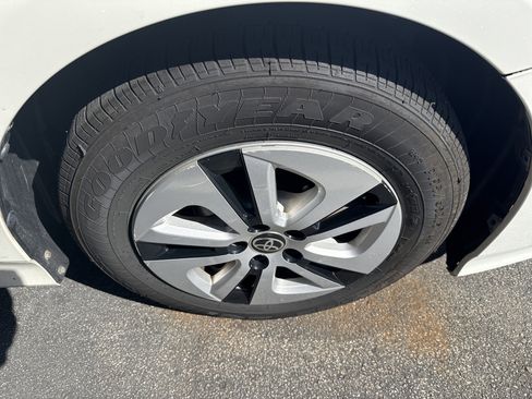 Used 2017 Toyota Prius Two image 10