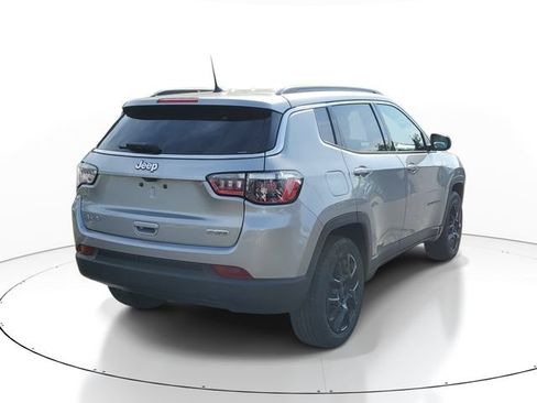 Used 2023 Jeep Compass Latitude AWD/4WD image 3