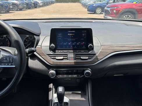 Used 2025 Nissan Altima 2.5 SV FWD image 17