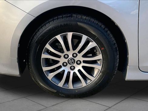 Used 2018 Toyota Sienna XLE Premium FWD image 9