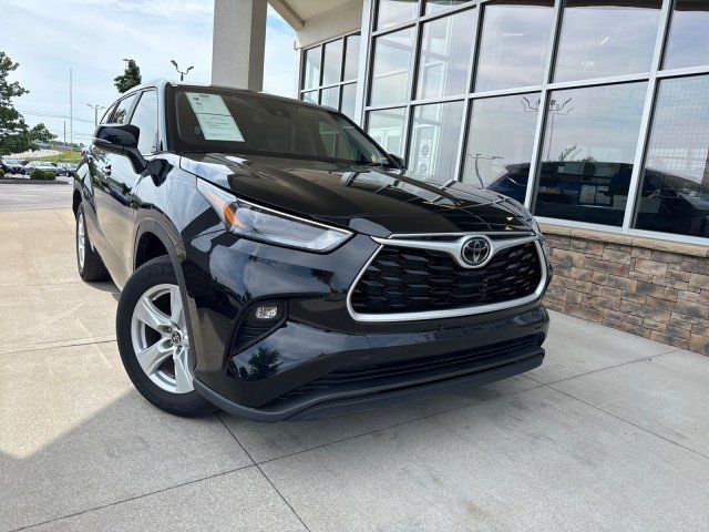 Used 2023 Toyota Highlander LE AWD/4WD image 2
