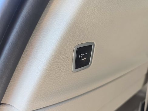 Used 2024 Chrysler Pacifica Touring-L FWD image 32