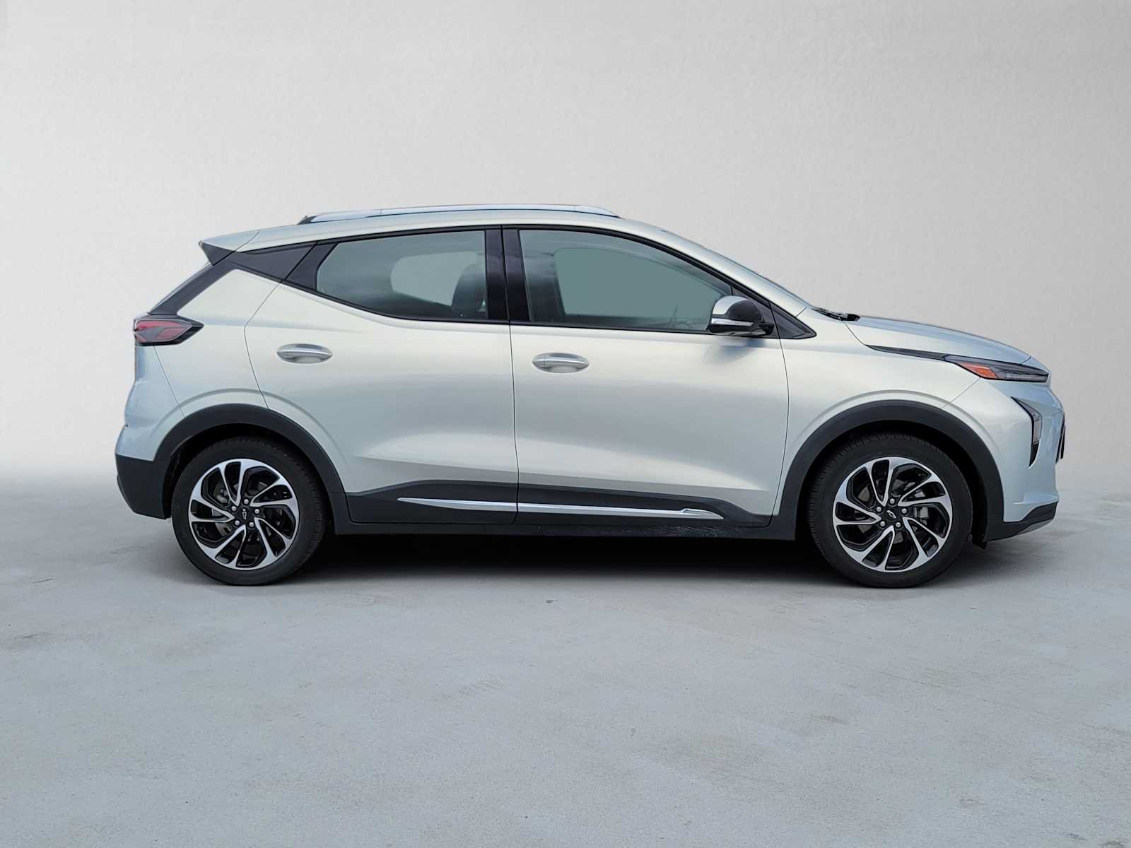 Used 2023 Chevrolet Bolt EUV Premier w/ Sun & Sound Package FWD image 2
