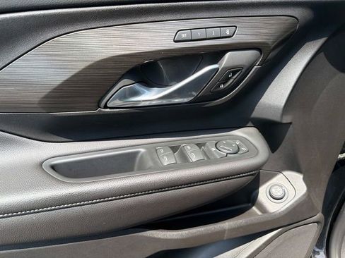 Used 2023 GMC Terrain SLT w/ Tech Package FWD image 18