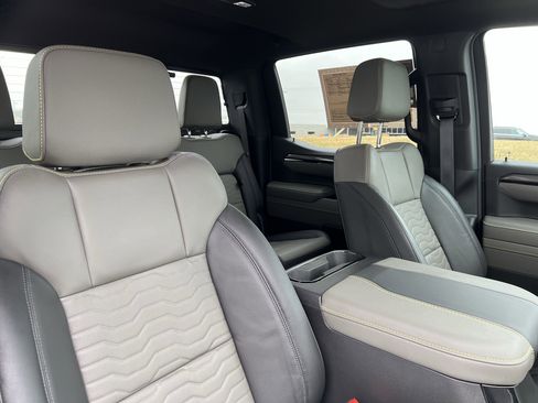 Used 2025 Chevrolet Silverado 1500 ZR2 w/ Technology Package image 35