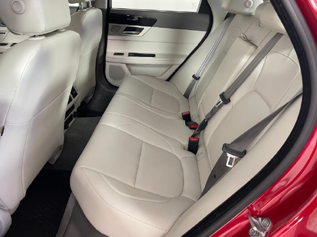 Used 2016 Jaguar XF Premium RWD image 18