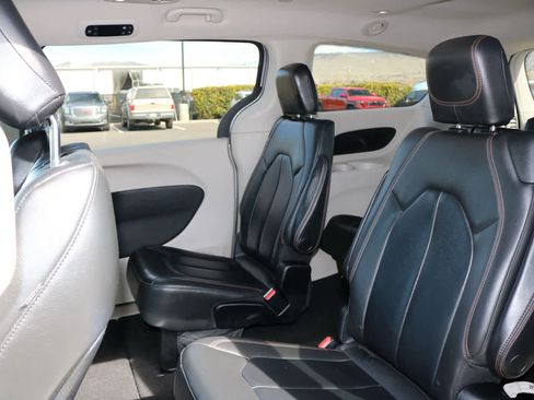 Used 2017 Chrysler Pacifica Touring-L image 22