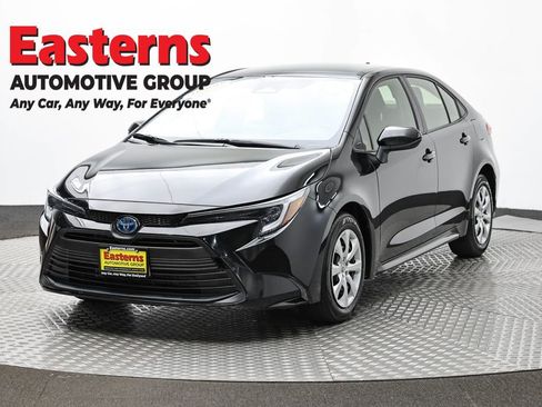 Used 2025 Toyota Corolla LE FWD image 1
