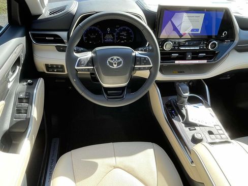 New 2025 Toyota Highlander Limited image 11