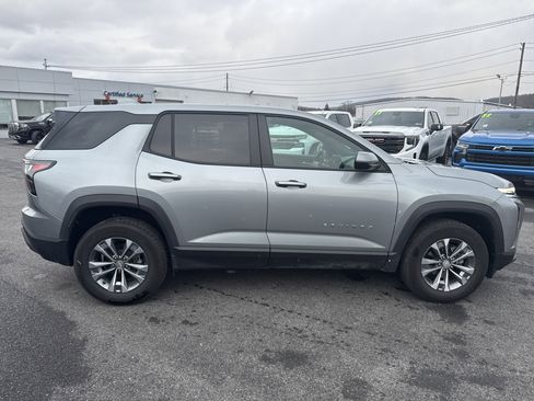 Used 2025 Chevrolet Equinox LT image 2