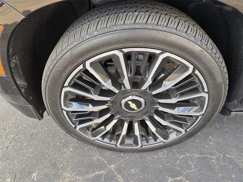 Used 2025 Chevrolet Suburban High Country image 9