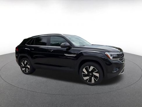 Used 2025 Volkswagen Atlas Cross Sport SE FWD image 2