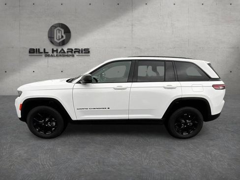 Used 2025 Jeep Grand Cherokee Altitude AWD/4WD image 12
