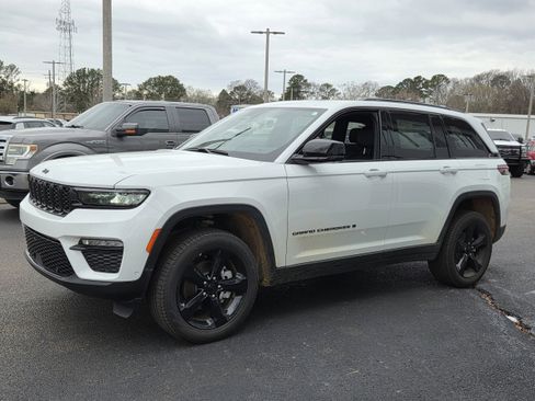 New 2025 Jeep Grand Cherokee Limited w/ Luxury Tech Group II image 4