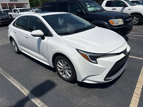 Used 2025 Toyota Corolla XLE FWD image 3