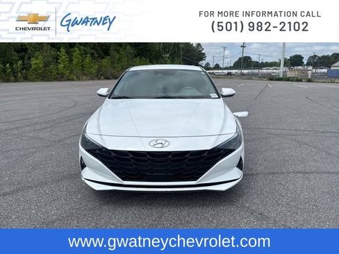 Used 2022 Hyundai Elantra SEL w/ Convenience Package FWD image 2