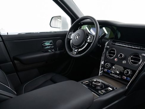 Used 2026 Rolls-Royce Cullinan AWD/4WD image 33
