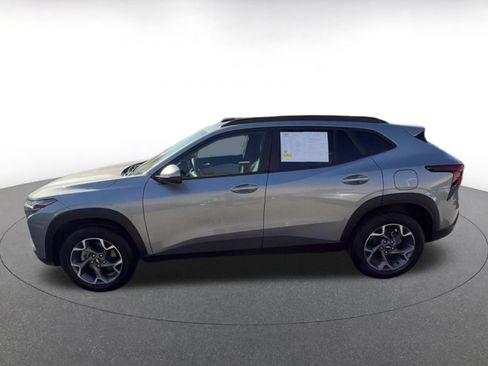 Used 2025 Chevrolet Trax LT FWD image 8