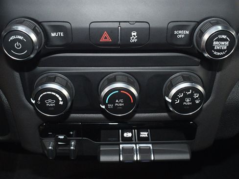 Used 2022 RAM 2500 Big Horn AWD/4WD image 36