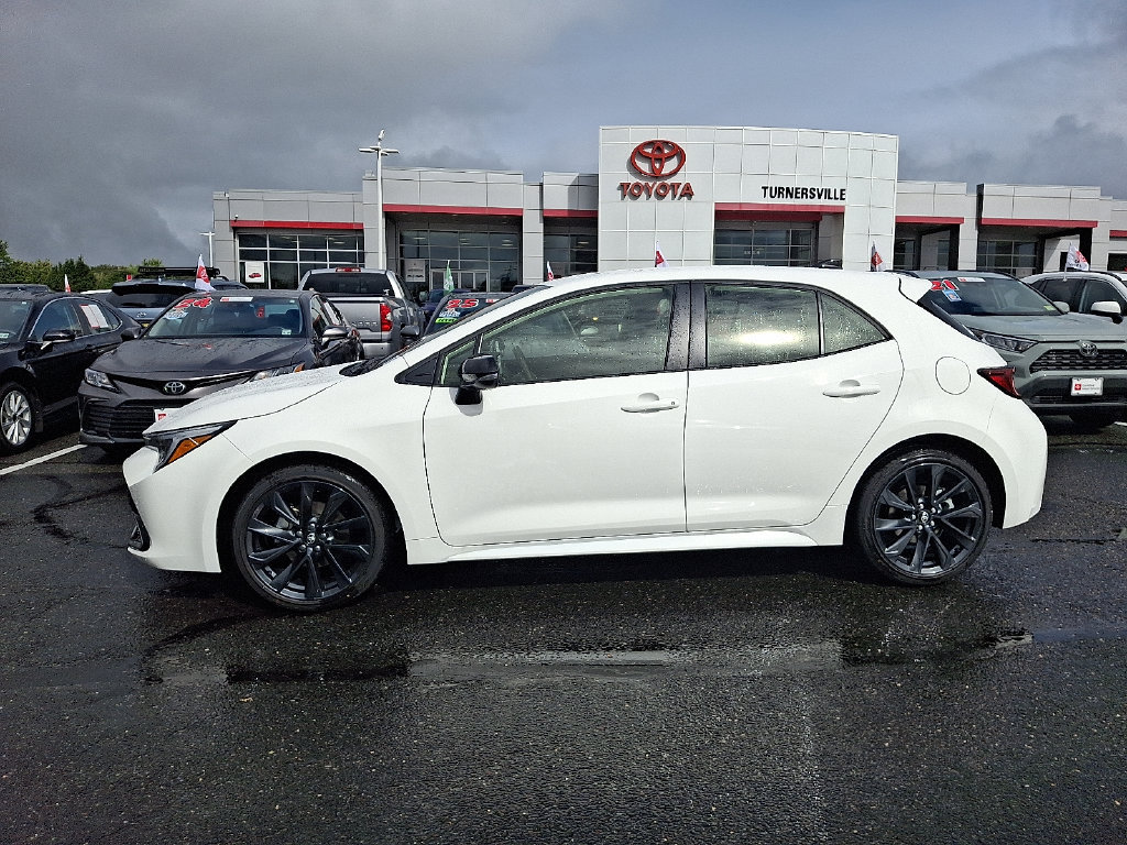 Used 2027 Toyota Corolla XSE FWD image 7