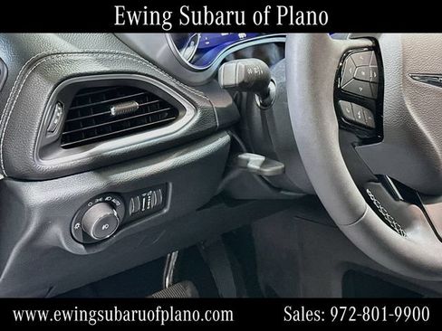 Used 2025 Chrysler Pacifica Limited FWD image 10