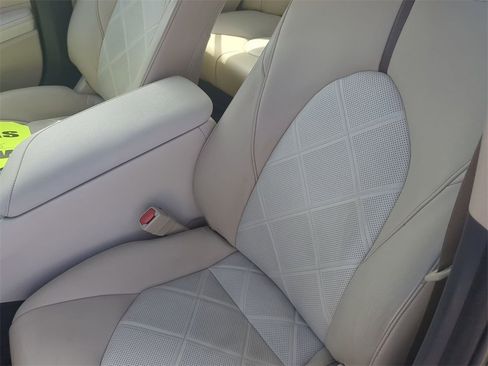 Used 2018 Toyota Camry XLE image 12